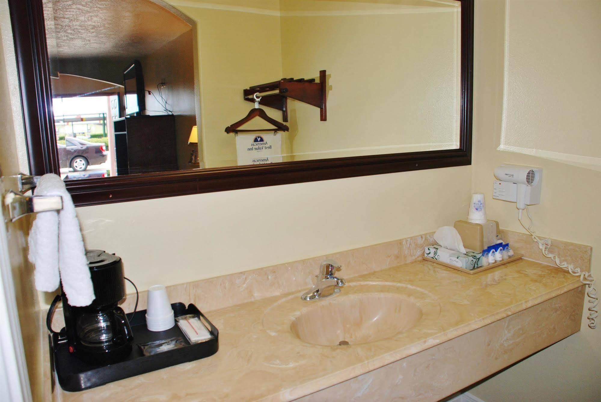 Americas Best Value Inn & Suites Hempstead Kültér fotó