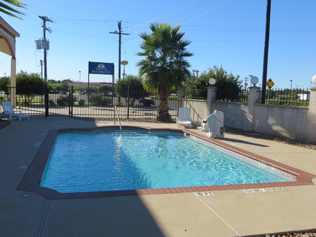 Americas Best Value Inn & Suites Hempstead Kültér fotó